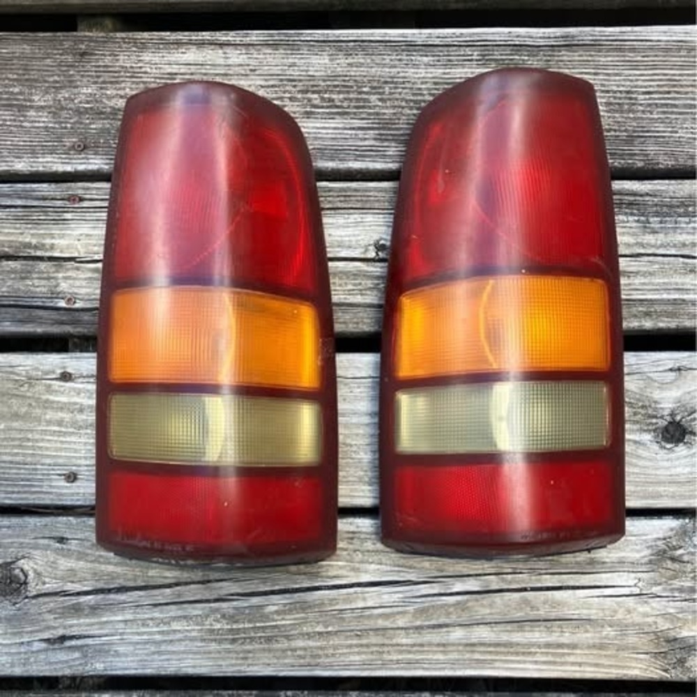 GMC SIERRA SILVERADO OEM PASSENGER TAIL LIGHT LAMPS ASSEMBLY 99 00 01 02
